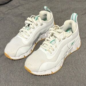 Reebok athletic women flex White and Green Sneakers
Size 8